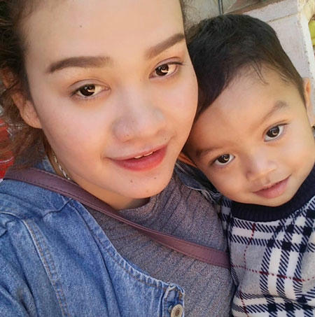 Y Byen và cậu con trai thứ hai.