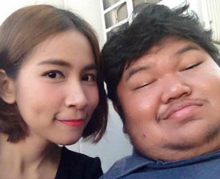 Siripa rất xinh đẹp và chỉ nặng vỏn vẹn 44kg thì Puwadol lại nặng tới 120kg, có làn da đen rỗ cùng vẻ ngoài bị nhiều người chê là quá xấu xí.