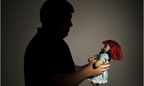 Mike đau đớn phát hiện đứa con gái vẫn yêu thương mỗi ngày không phải con ruột mình. Ảnh: Nytimes.