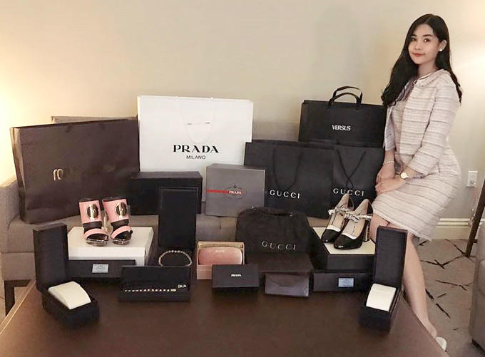 Người đẹp 9X khoe loạt phụ kiện hàng hiệu đẳng cấp cô đang sở hữu gồm giày, túi xách, ví cầm tay, vòng cổ...