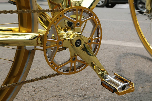 loa mat truoc chiec xe dap dat vang dung "hung ho" tren via he ha noi hinh anh 12