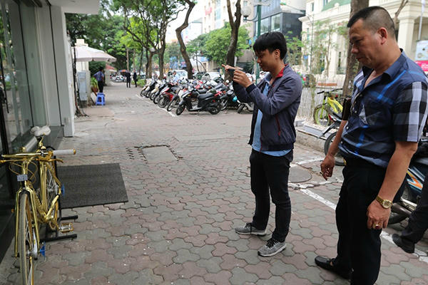 loa mat truoc chiec xe dap dat vang dung "hung ho" tren via he ha noi hinh anh 14