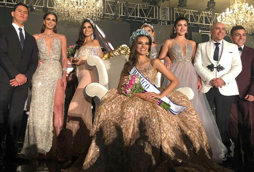 Vanessa Ponce nhận vương miện từ người tiền nhiệm - Andrea Meza.