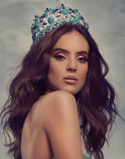 Vanessa Ponce năm nay 25 tuổi và cao 1,72m.