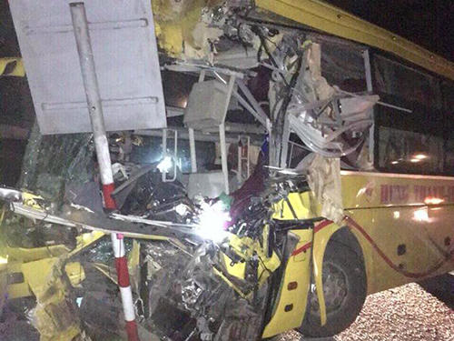 Đầu ôtô khách biến dạng sau cú tông đuôi xe container. Ảnh: Đ.H