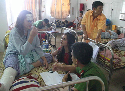 Một số người nước ngoài bị thương trong vụ tai nạn. Ảnh: Đức Hùng