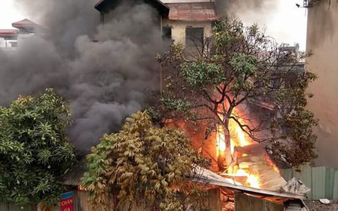 nguoi dan ong lao vao lua cuu song 6 nguoi mac ket tren noc nha chay hinh 1