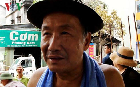 nguoi dan ong lao vao lua cuu song 6 nguoi mac ket tren noc nha chay hinh 2