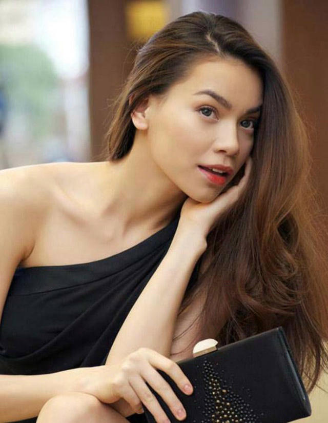 Hồ Ngọc Hà sở hữu gương mặt thon dài với những nét khá tây như sống mũi cao, khuôn miệng rộng, đôi mắt hai mí to, lông mày ngang đậm.