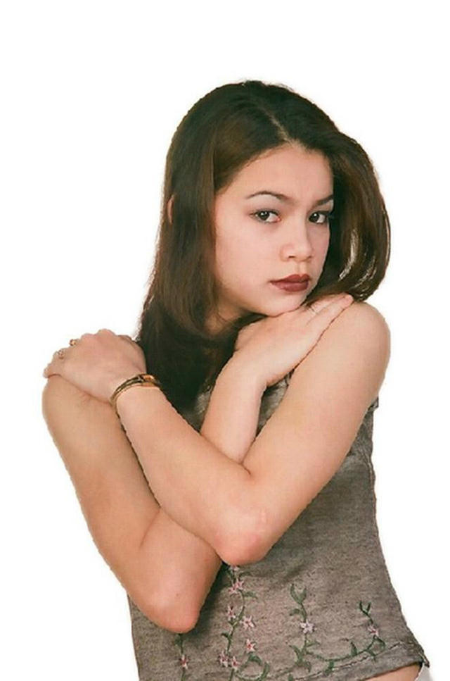 Phong cách làm đẹp của Hà Hồ thuở mới vào nghề khiến cô trông già hơn rất nhiều so với tuổi 15.