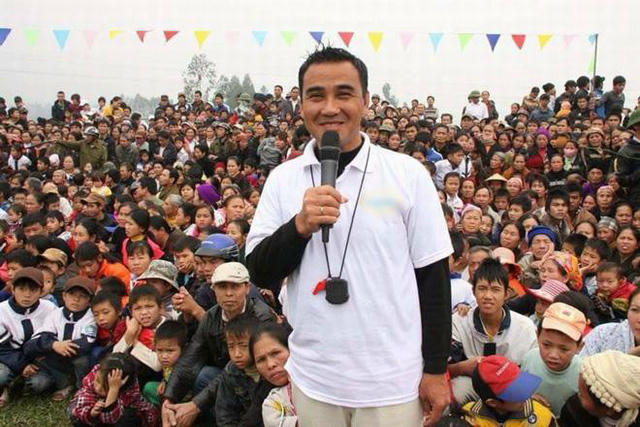 Nam MC còngiấu mặt khi rút tiền túi âm thầm giúp đỡ người chơi.