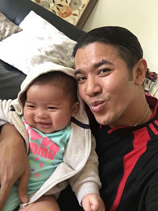 Nam ca sĩ từ chối tiết lộ thêm thông tin về cậu nhóc cũng như bạn gái