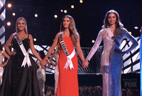 Chung kết cuộc thi Miss USA 2018 diễn ra ngày 21/5 tại Louisiana, Mỹ với sự tham gia của 51 thí sinh. Sarah Rose Summers (trái) của bang Nebraska giành chiến thắng. Kara McCullough trao lại vương miện cho người kế nhiệm. Á hậu 1 là thí sinh của bang North Carolina (váy đỏ). Á hậu 2 thuộc về đại diện Nevada (phải).