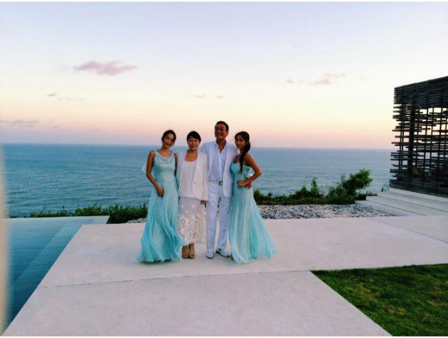 Vợ chồng ngôi sao phim Người tình và hai con gái.