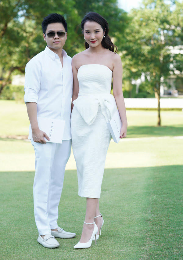 Đôi uyên ương Phan Thành - Primmy Trương mặc ton-sur-ton trắng thanh lịch, thoải mái tạo dáng trước ống kính.