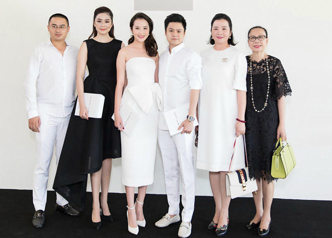 Mẹ của Primmy Trương là bà Xuân Trang (thứ hai từ phải qua) - hiệu trưởng một ngôi trường chuyên phát triển cá nhân và đào tạo tài năng ở TP HCM. Bà từng ngồi ghế giám khảo Hoa hậu Hoàn vũ Việt Nam 2017. Primmy hé lộ, mẹ cô rất quý Phan Thành.