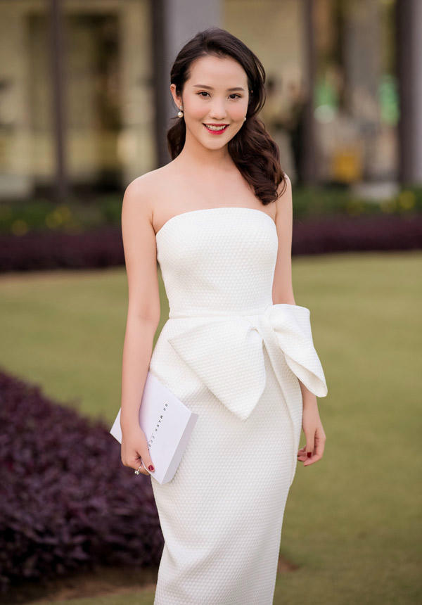 Hot girl sinh năm 1992 đang là giảng viên kiêm quản lý tài chính tại ngôi trường dành cho con nhà giàu mà mẹ cô làm hiệu trưởng.