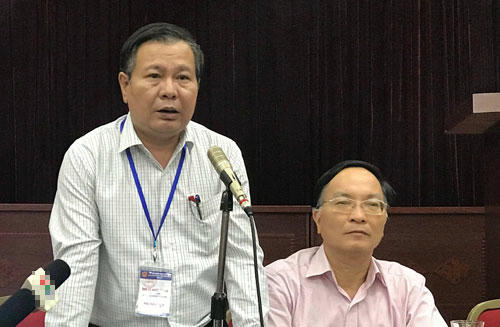 Phó Giám đốc Sở Giáo dục và Đào tạo Hà Nội Lê Ngọc Quang (bên trái) thông tin về việc lọt đề thi Ngữ văn. Ảnh: Đoàn Loan.