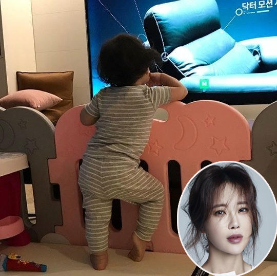 Điệu bộ ngộ nghĩnhcủa con gái Baek Ji Young khi đứng xem tivi khiến khán giả thích thú.Nữ hoàng nhạc phim viết trên trang cá nhân: Trông cô nàng ra dáng người mẫu chưa kìa. Yêu con, yêu con, con gái của mẹ.