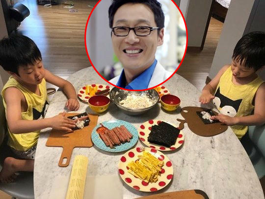 Hai cậu ấm nhà Lee Hwi Jae thưởng thức món cơm cuộn do mình tự tay cuốn. Sau 5 năm gắn bó với chương trình The Return of Superman, hai anh em và bố đã nói lời chia tay vào đầu 2018, khiến khán giả không khỏi tiếc nuối.