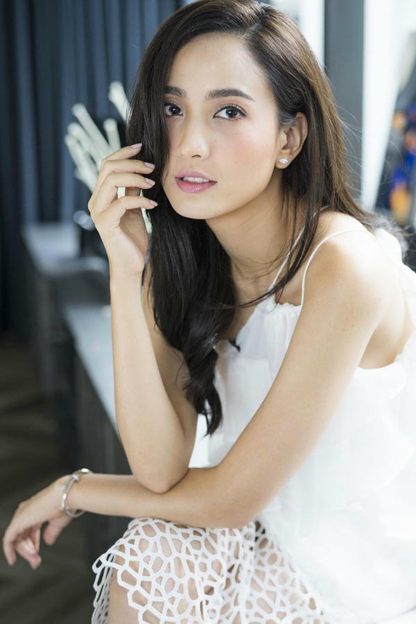 Nữ diễn viên Green Ausadapornsinh ngày 14/9/1989 tại Nonthaburi, Thái Lan. Cô gia nhập làng giải trí từ năm 2008 với một số bộ phim như Khu rừng tình yêu, Hủ nữ rừng sâu& Năm 2013, người đẹp ký hợp đồng với kênh truyền hình Thái Lan CH7 và được khán giả biết đến nhiều hơn. Cùng năm, bộ phim Tears of Pearl hợp tác cùng tài tử nổi tiếng Vee Veraparb Suparbpaiboon của cô vinh dự trở thành một trong những tác phẩm truyền hình có rating cao nhất năm. Sở hữu chiều cao 172cm và thân hình quyến rũ, cô được nhiều tạp chí và thương hiệu thời trang săn đón. Dự án truyền hình do đài CH7 sản xuất có sự góp mặt của Green mang tên Kim cương tình yêu sẽ công chiếu trong năm nay. Hiện tại, người đẹp dành thời gian để nghỉ ngơi bên gia đình và bạn bè.