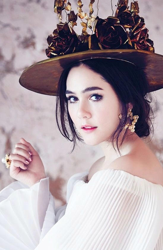 Chompoo Araya - mỹ nhân sinh năm 1981 mang trong mình hai dòng máu Anh và Thái. Cô tốt nghiệp thạc sĩ tại Đại học Chulalongkorn khoa Tâm lý học. Mỹ nhân đến với nghệ thuật vào năm 1998 qua bộ phim Maya Rissaya. Sau hơn 20 năm hoạt động trong làng giải trí, cô bỏ túi hơn 100 tác phẩm và giành cho mình nhiều giải thưởng danh giá như Nữ diễn viên chính xuất sắc tại Lễ trao giải The Great Awards, Kom Chad Luek Awards& Không chỉ sở hữu nhan sắc thiên thần, body bốc lửa và tài năng nổi bật, người đẹp 37 tuổi này còn có chuyện tình chung thủy và cuộc hôn nhân vô cùng viên mãn bên ông xã đại gia. Năm 2015, đám cưới của cô với người bạn trai hẹn hò lâu năm là tỷ phú Nott Witsarut đã khiến dư luận Châu Á chấn độngvì mức độ hoành tráng, xa hoa. Hiện tại, Chompoo chung sống hạnh phúc cùng chồng và hai công chúa nhỏ vừa chào đời vào tháng 9 năm ngoái.