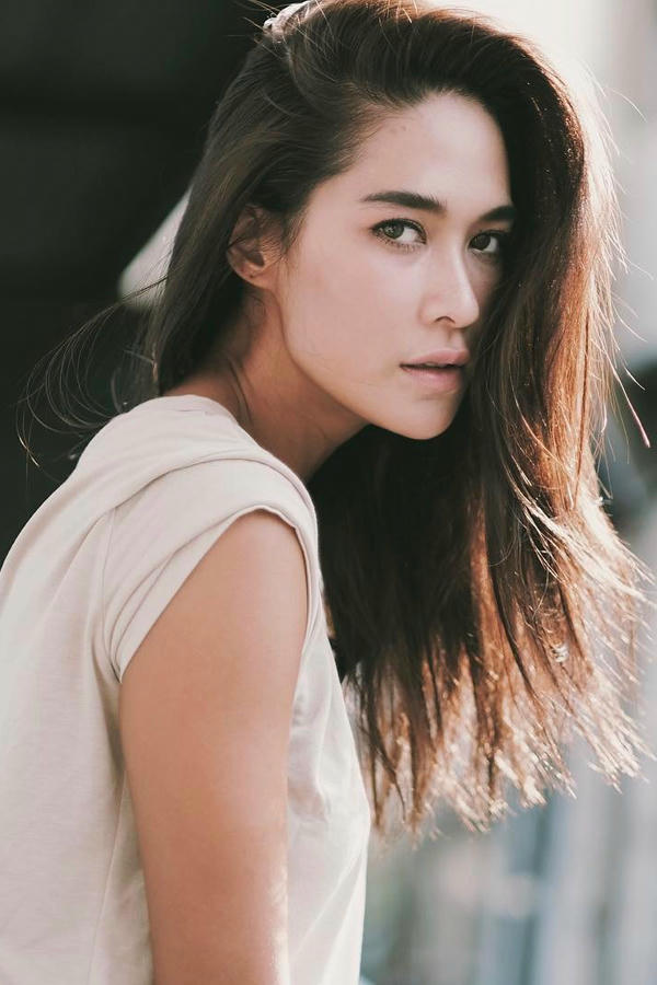 Wannarot Sonthichai thường được khán giả biết đến với nghệ danh Vill sinh năm 1989 tại Bangkok, Thái Lan. Từ nhỏ, cô đã được cha mẹ cho theo học khiêu vũ, múa, piano. Ngoài tiếng Thái, Vill có thể nói thành thạo cả tiếng Nhật và tiếng Hàn. Năm 2008, cô ra mắt khán giả với bộ phim đình đám Đêm định mệnh phát sóng trên kênh CH5. Với thành công của tác phẩm trên, tên tuổi mỹ nhân nổi như cồn ở Thái Lan, Vill bắt đầu nhận được nhiều dự án phim ảnh. Cô bỏ túi gần 50 bộ phim và giành giải Nữ diễn viên xuất sắc tại Lễ trao giải Komchadleuk. Bên cạnh sự nghiệp thành công, chuyện tình yêu của Vill cũng tốn không ít giấy mực của báo chí. Sau 3 năm hẹn hò với Nong Thana, người đẹp bất ngờ tuyên bố hai người đã đường ai nấy đi trong sự bất ngờ của khán giả. Hiện tại, Vill và người bạn diễn Son Yuke được người hâm mộ tích cực gán ghép sau khi tài tử thừa nhận đã yêu thầm cô nhiều năm nay.