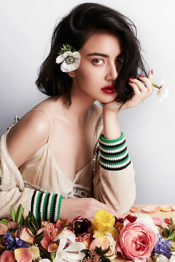 Davika Hoorne sinh ra tại Bangkok, Thái Lan và mang trong mình hai dòng máu là Thái, Bỉ. Cô ra mắt khán giả với tác phẩm truyền hình đầu tay Bóng thần tình yêu vào năm 2010. Đến năm 2013, bom tấn hài kinh dị Tình người duyên ma đã đưa tên tuổi của Mai vượt ra khỏi Thái Lan, giúp cô giành giải thưởng Nữ diễn viên điện ảnh xuất sắc tại lễ trao giải ngôi sao Siam Dara. Với gương mặt xinh xắn, thân hình quyến rũ và gu ăn mặc thời trang sành điệu, chất lừ, người đẹp được mệnh danh là Ma nữ đẹp nhất Thái Lan. Tháng 5 vừa qua, màn hợp tác giữa cô cùng nam ca sĩ Sơn Tùng M-TP trong MV Chạy ngay đi giúp Mai nhận được nhiều sự yêu mến của khán giả Việt Nam. Hiện tại, Davika Hoorne vẫn chưa tham gia dự án điện ảnh mới.