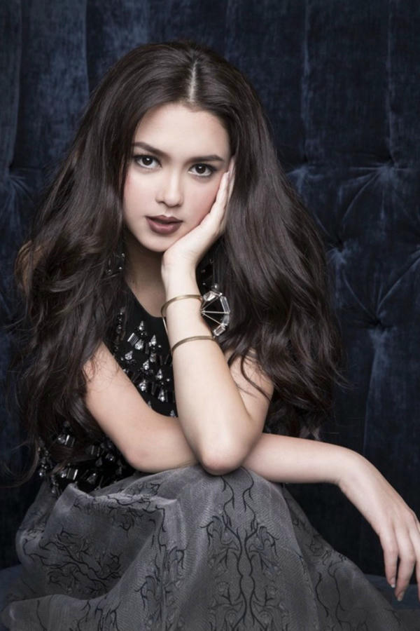 Patricia Good - mỹ nhân sinh năm 1997 được biết đến qua những bộ phim như Đôi cánh thiên thần,Mối hận cơ duyên& Sở hữu nét đẹp lai giữa Anh và Thái nên cô nhanh chóng lọt vào mắt xanh của kênh truyền hình CH3. Với kỹ thuật diễn xuất cao, trong vòng chưa đầy 3 năm, Patricia liên tục được mời đóng 4 bộ phim truyền hình. Ngoài thời gian quay phim, Patricia cũng nhận lời chụp hình, làm gương mặt đại diện cho nhiều nhãn hàng thời trang. Đóng phim khi vẫn còn đang ngồi trên ghế nhà trường nhưng nữ diễn viên được nhiều người thán phục vì thành tích học tập không hề sa sút. Hiện tại, cô bận rộn ghi hình cho bộ phim truyền hình do đài CH3 sản xuất.