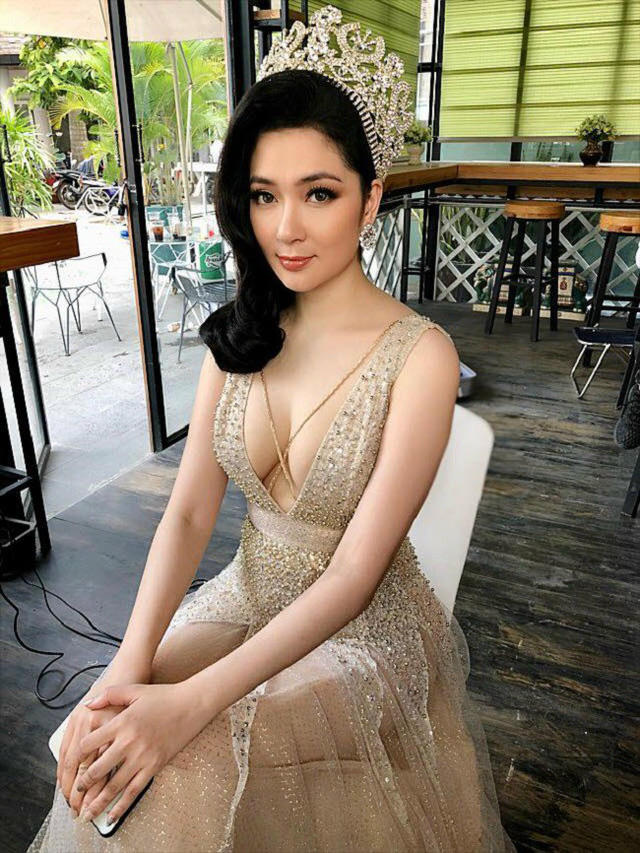 Hơn 10 năm trôi qua nhưng Nguyễn Thị Huyền vẫn vô cùng rạng rỡ và trẻ trung.