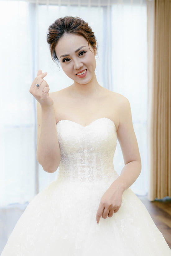 Hà cứ hồn nhiên như không ấy, nhiều lúc bực mình lắm. Nhưng chính cái sự tồ tẹt khiến tôi rất yêu mến, trân trọng cô ấy. Hà biết cư xử với con tôi, các vợ cũ của tôi. Và bố mẹ tôi cũng rất yêu mến Hà. Cách Hà ứng xử làm tôi thấy ngỡ ngàng, cực kỳ hạnh phúc. Các con tôi đến nhà, ăn uống chơi với Hà đều rất tự nhiên, thoải mái. Vợ cũ của tôi đến nhà cũng vậy, các chị em đều vui vẻ, còn tặng quà cho nhau nữa. Tôi nghĩ trong cuộc sống có bao nhiêu chuyện cần phải làm cứ bóp nghẹt oán thán nhau làm gì. Hiện tạivề mặt tâm lý, tôi thấy thoải mái. Bố mẹ tôi nhìn vào cuộc sống của tôi cũng thấy yên tâm nhiều, anhnói.