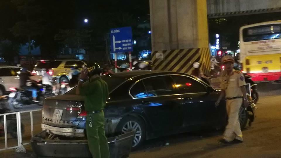 Chị gái lái BMW đâm loạn xạ trên đường Hà Nội