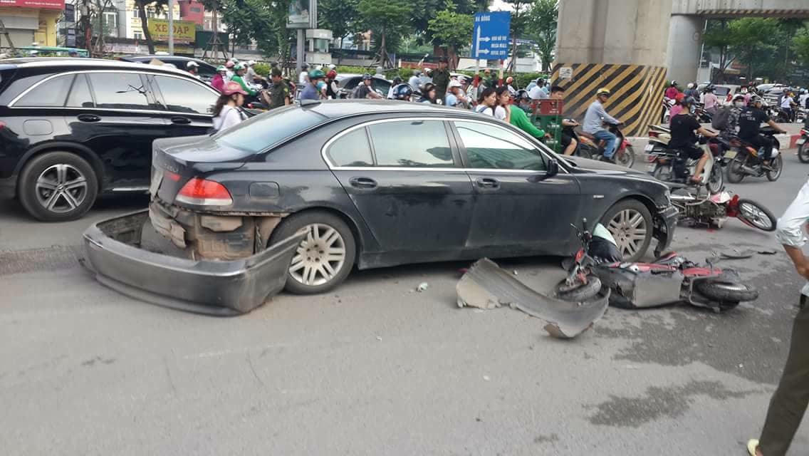Chị gái lái BMW đâm loạn xạ trên đường Hà Nội