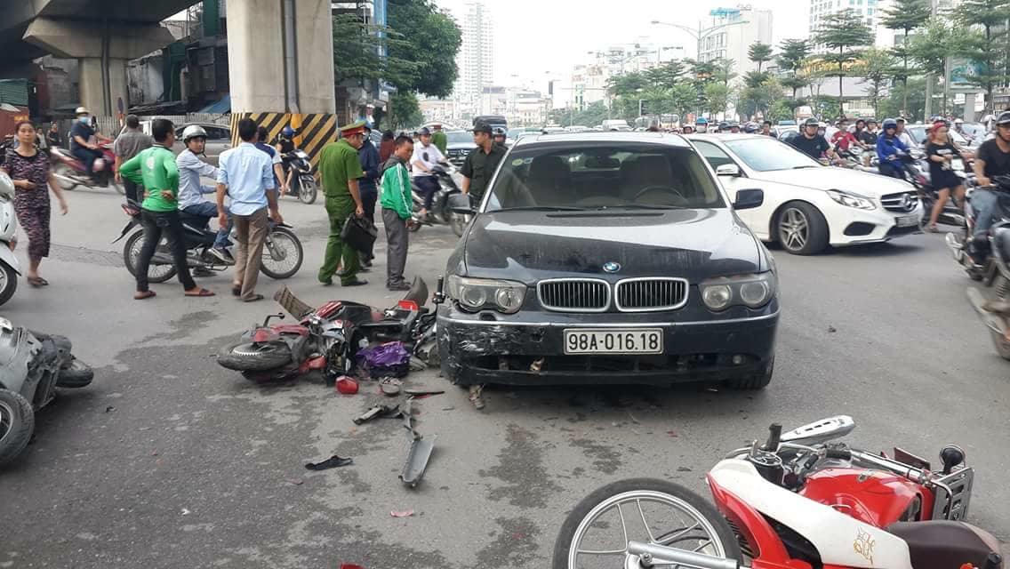 Chị gái lái BMW đâm loạn xạ trên đường Hà Nội