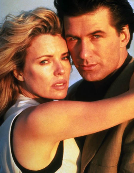 Kim Basinger và Alec Baldwin đã bắt đầu quen nhau trên phim trường tác phẩm “The marrying man” hồi năm 1991. Khi ấy, Alec Baldwin chỉ mới 32 tuổi còn Kim thì 37. Cặp sao sớm xây dựng tổ ấm hạnh phúc với một đám cưới vào năm 1993 và sau đó cùng chào đón cô con gái đầu lòng Ireland. Tuy nhiên, đến năm 2002, Kim Basinger và Alec Baldwin lại tuyên bố ly hôn khiến nhiều fans nuối tiếc.