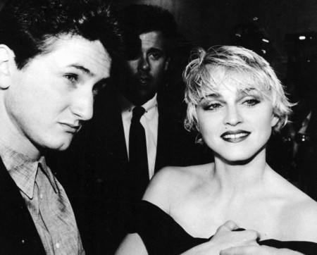 Vào năm 1985, trên phim trường của Warner Brothers, Sean Penn đã “trúng tiếng sét ái tình” với Madonna khi “nữ hoàng nhạc pop” đang quay video cho ca khúc “Material girl”. Ngay trong năm đó, cặp sao đã tổ chức đám cưới tại Malibu và đã có 4 năm hôn nhân ngọt ngào đáng ngưỡng mộ.