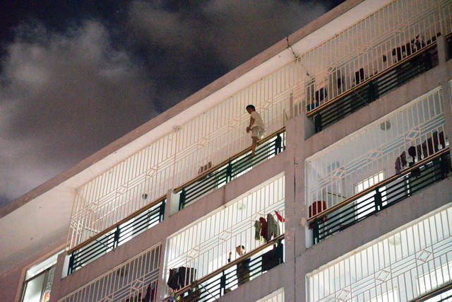  Ông N. leo ra ngoài lan can tầng 7 bệnh viện Đa khoa Quảng Ngãi với ý định tự tử 