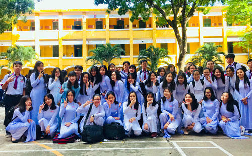 Lớp 10A3 và cô giáo chủ nhiệm trong ngày đầu năm học. Ảnh: Nhân vật cung cấp.