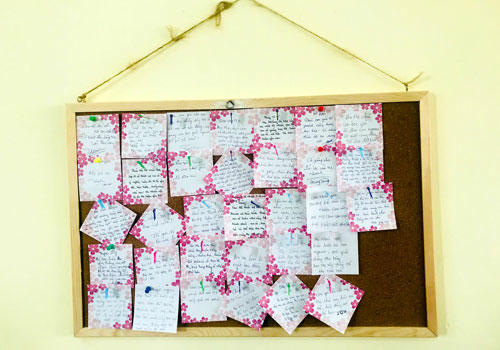 Những lời nhắn nhủ của ba mẹ được dán ở tấm bảng cuối lớp. Ảnh: Nhân vật cung cấp.