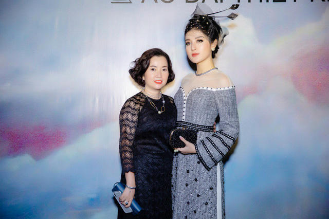 Đi cùng Á hậu Huyền My là mẹ của cô. Nổi tiếng với vẻ ngoài sang trọng, quý phái, chị Lan Phương gây chú ý khi diện bộ áo dài ren màu đen thanh lịch.