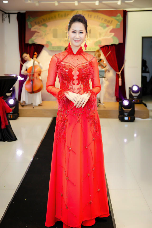 Hoa Hậu Dương Thuỳ Linh đảm đương vai trò MC.