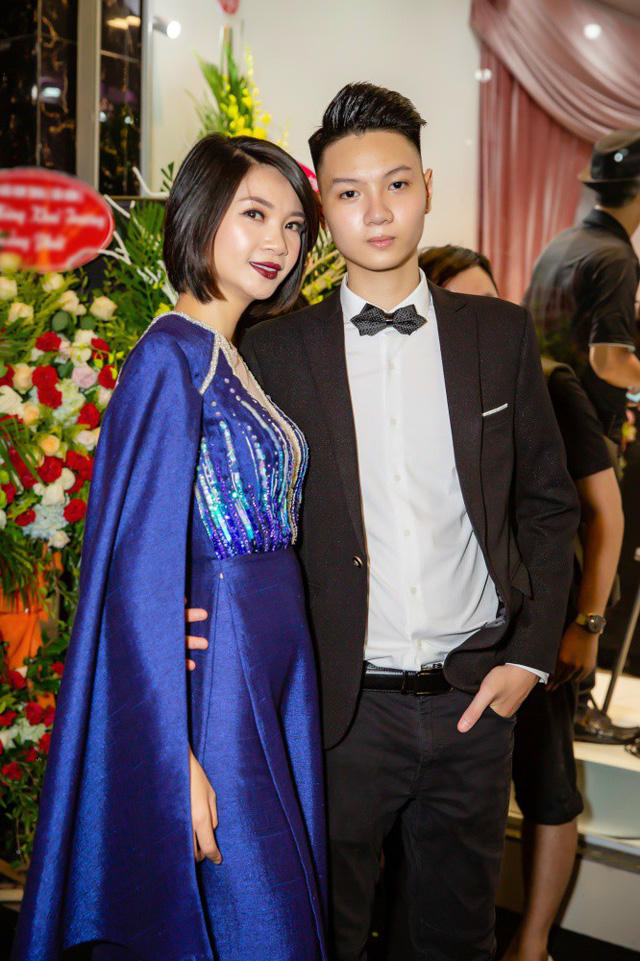 Siêu mẫu Hạ Vy chính là đạo diễn thời trang. Cô gây bất ngờ khi xuất hiện cùng cậu con trai điển trai và lịch lãm. Được biết con trai Hạ Vy tên Đức Huy, năm nay 17 tuổi và vô cùng cao lớn, bảnh bao.