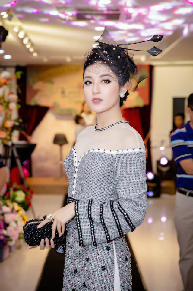 Xuất hiện tại sự kiện còn có Á hậu Huyền My đảm nhiệm vai trò người mẫu.