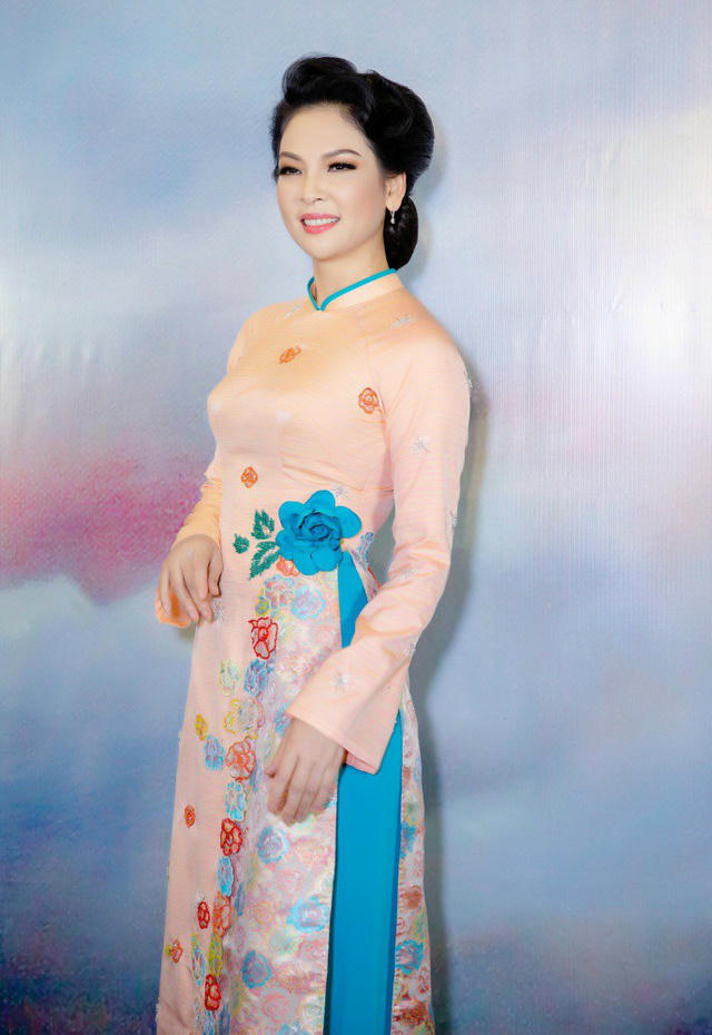Hiếm khi xuất hiện tại sự kiện giải trí chính vì vậy Thuỷ Hương gây bất ngờ khi bay từ TP.HCM ra Hà Nội hội ngộ dàn nghệ sĩ đình đám. Thuỷ Hương cho biết, cô có mối quan hệ thân tình với NTK - chuyên gia trang điểm Kenny Thái nên muốn dành thời gian chung vui. Trong khi đó Kenny Thái cho biết, Thuỷ Hương là thần tượng của anh từ lâu.