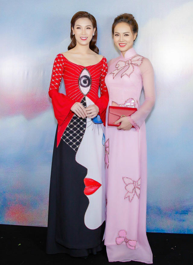Ngọc Hà chia sẻ Công Lý đang bận đóng phim nên cô dự sự kiện cùng Hoa hậu Áo dài Phí Thuỳ Linh. Hai người đẹp trò chuyện vô cùng thân thiết.
