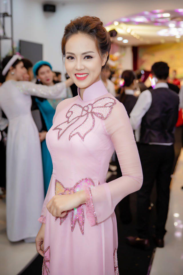 Bạn gái của diễn viên Công Lý - nữ phóng viên Ngọc Hà cũng xuất hiện. Cô diện bộ áo dài màu hồng với hoạ tiết nơ độc đáo khoe vẻ đẹp dịu dàng và nền nã.