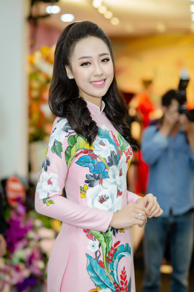 Bước ra từ cuộc thi Hoa hậu Việt Nam 2018, nữ sinh tặng hoa tổng thống Trump Phạm Ngọc Hà My khoe nhan sắc rạng rỡ tại sự kiện. Người đẹp top 15 HHVN 2018 diện áo dài màu hồng nổi bật.