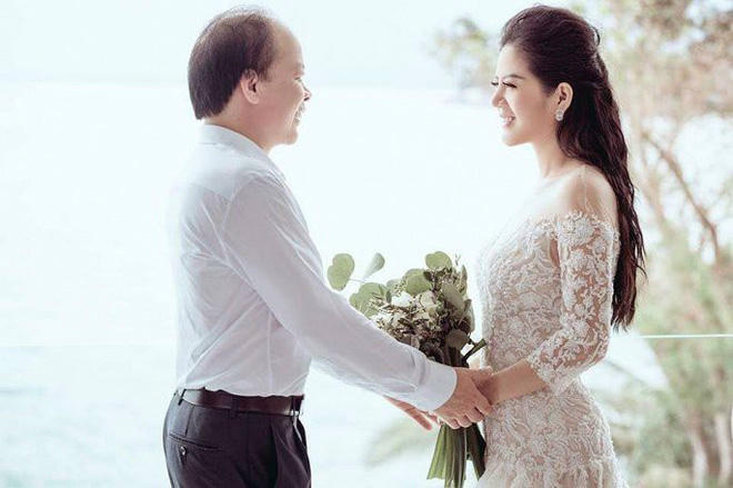 nu ca sy lay thu truong bo tai chinh hon 17 tuoi he lo cuoc song vo chong son hinh anh 2