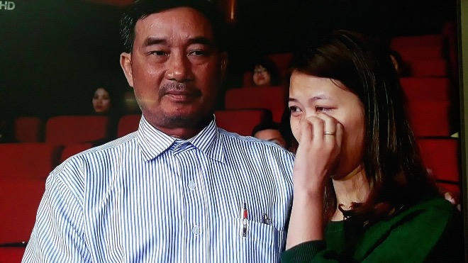 Chị Hằng và ông Tuấnxúc động tronglần đầu tiên gặp nhau. Ảnh: L.N