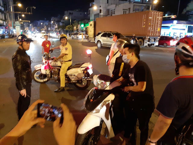  CSGT và CSCĐ tiến hành kiểm tra, xử lý các trường hợp có dấu hiệu quấy phá. 